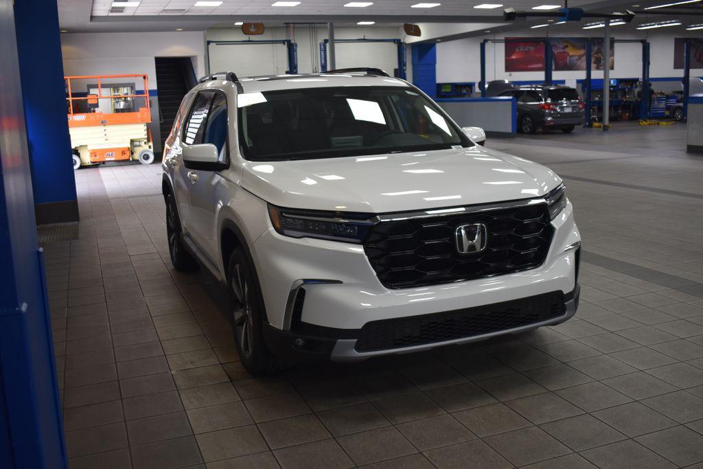 new 2025 Honda Pilot car, priced at $51,550