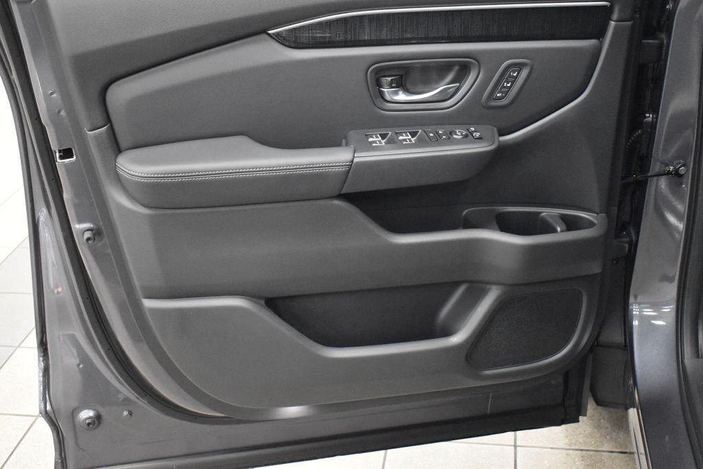 new 2025 Honda Pilot car, priced at $54,575