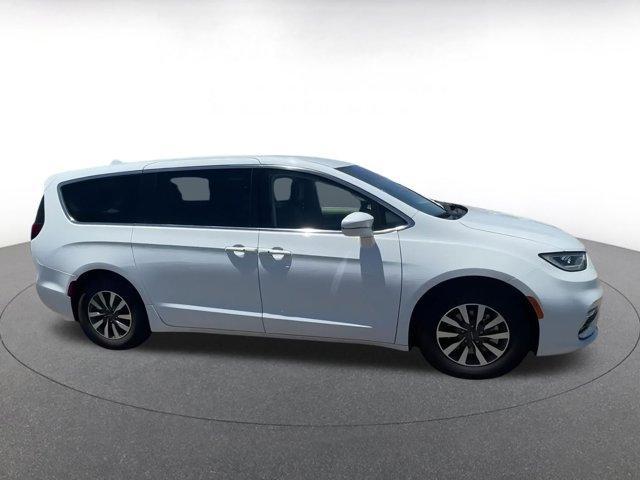 used 2022 Chrysler Pacifica Hybrid car, priced at $26,274