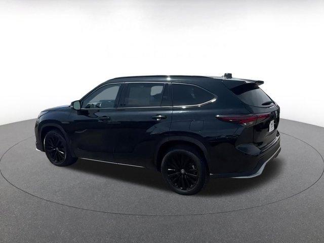 used 2024 Toyota Highlander car, priced at $40,626