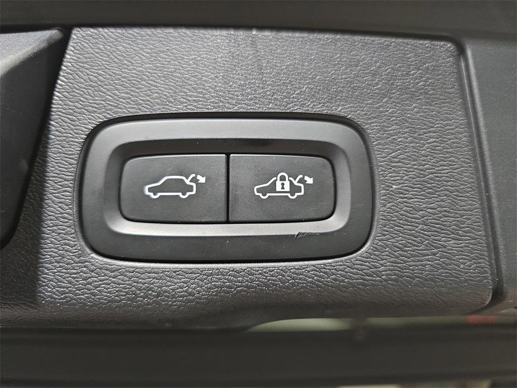 used 2022 Volvo XC60 car, priced at $27,990