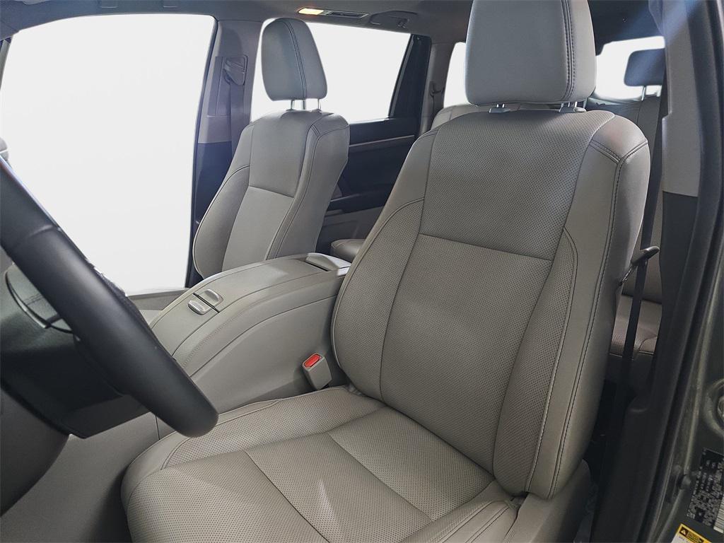 used 2019 Toyota Highlander Hybrid car, priced at $28,600
