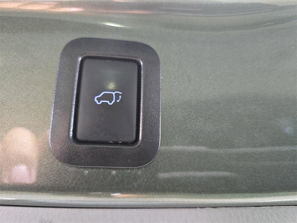 used 2019 Toyota Highlander Hybrid car, priced at $28,600