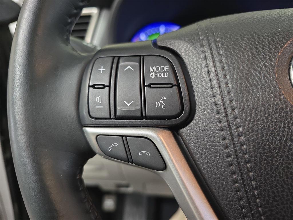 used 2019 Toyota Highlander Hybrid car, priced at $28,600