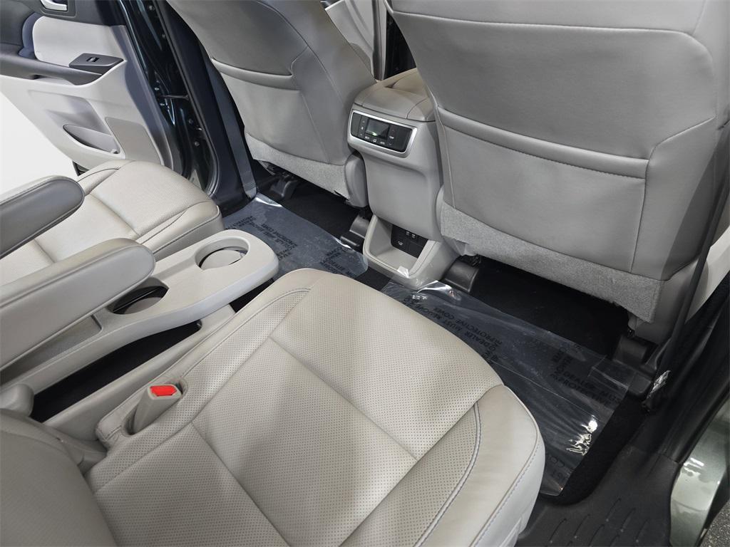 used 2019 Toyota Highlander Hybrid car, priced at $28,600