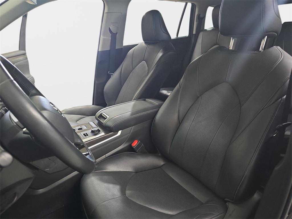 used 2022 Toyota Highlander car, priced at $37,300