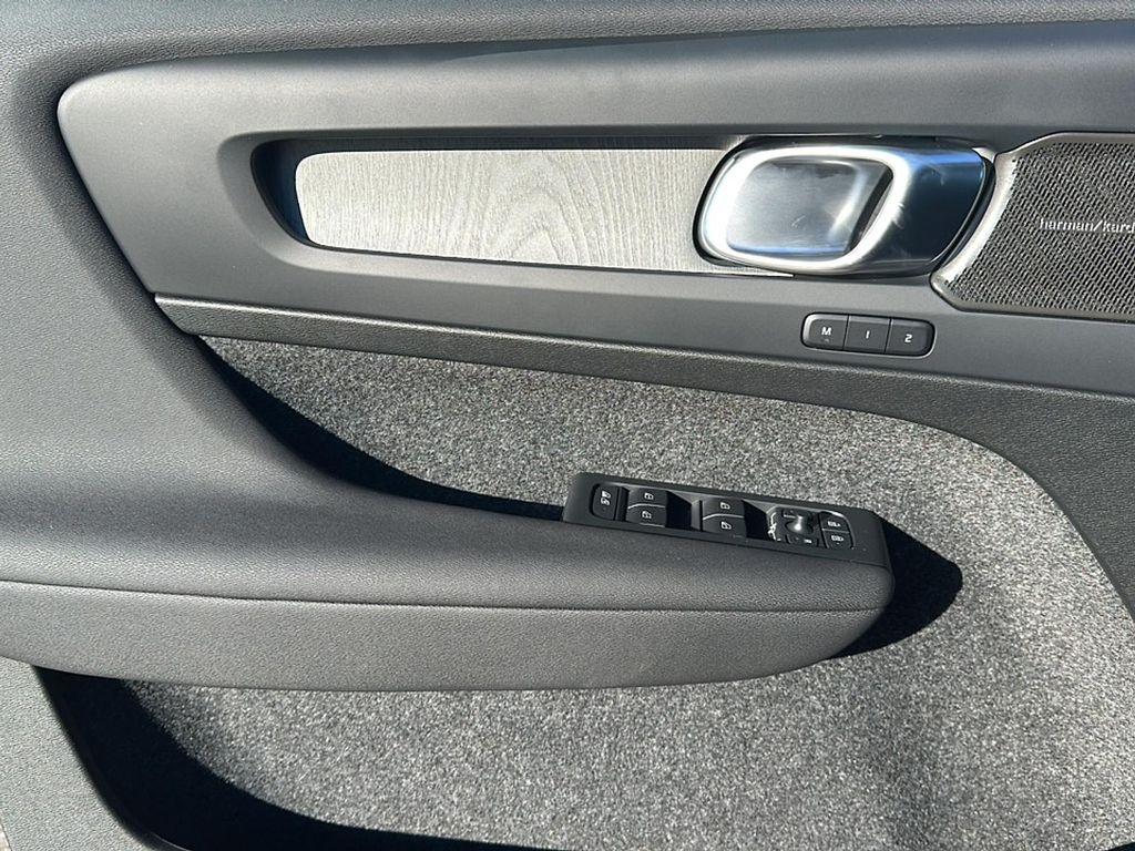 new 2025 Volvo XC40 car, priced at $44,595