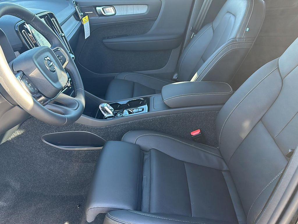 new 2025 Volvo XC40 car, priced at $44,595