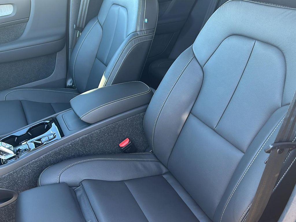 new 2025 Volvo XC40 car, priced at $44,595