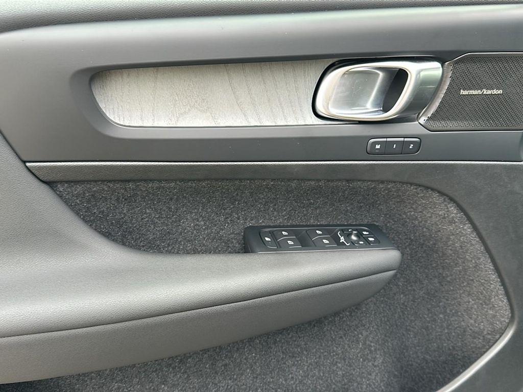 new 2025 Volvo XC40 car, priced at $43,115