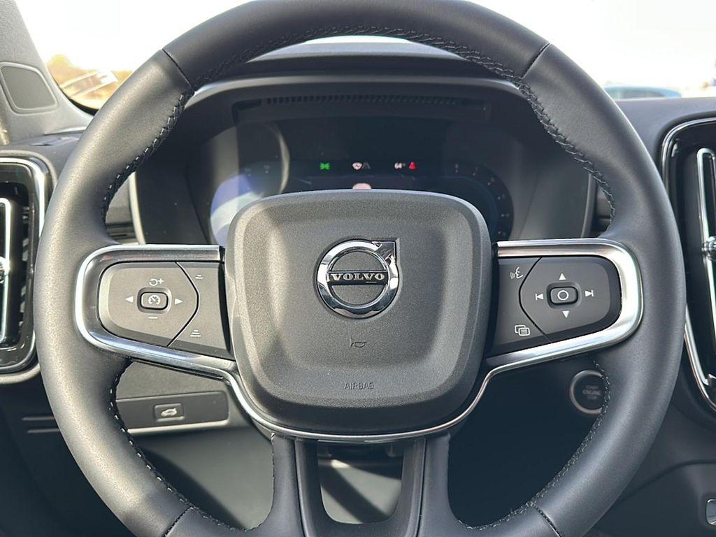 new 2025 Volvo XC40 car, priced at $39,465