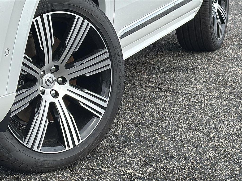 new 2025 Volvo XC90 Plug-In Hybrid car