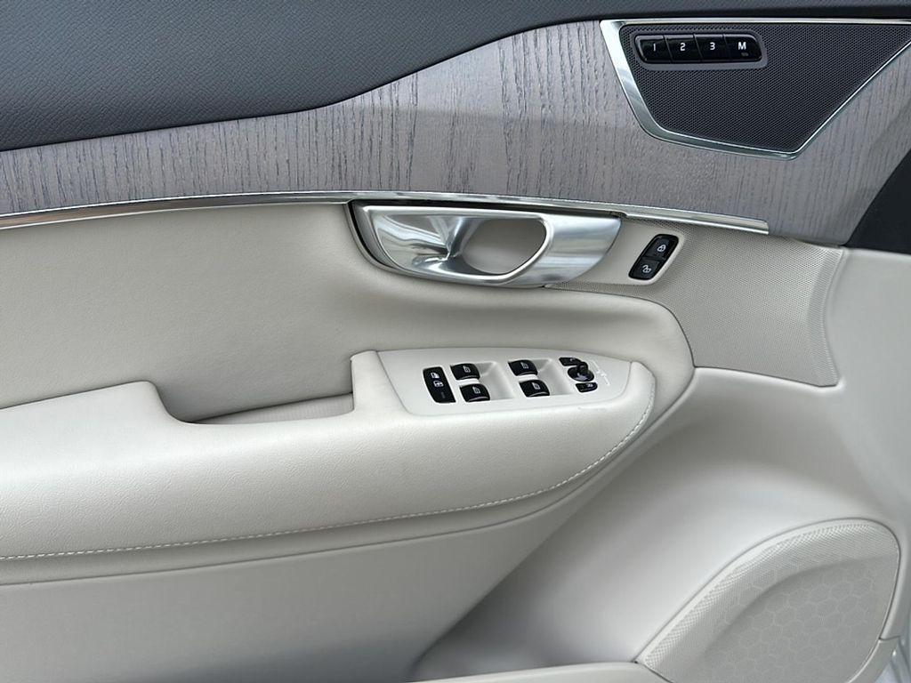 new 2025 Volvo XC90 Plug-In Hybrid car