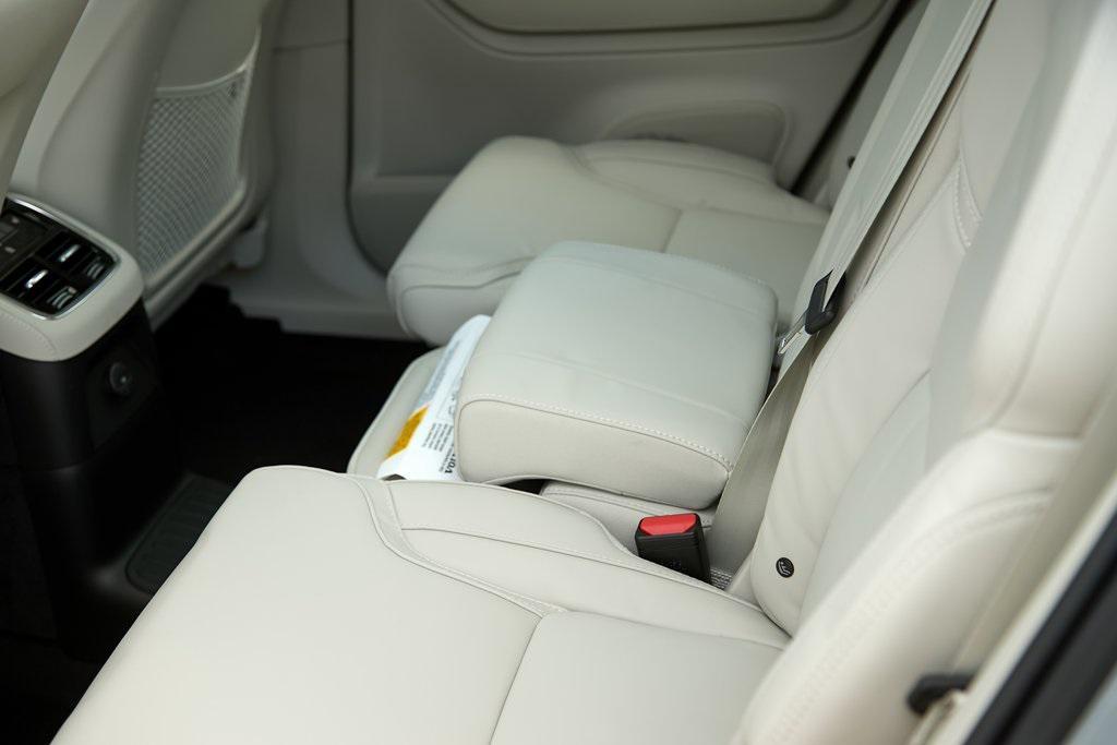new 2025 Volvo XC90 Plug-In Hybrid car