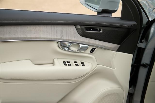 new 2025 Volvo XC90 Plug-In Hybrid car