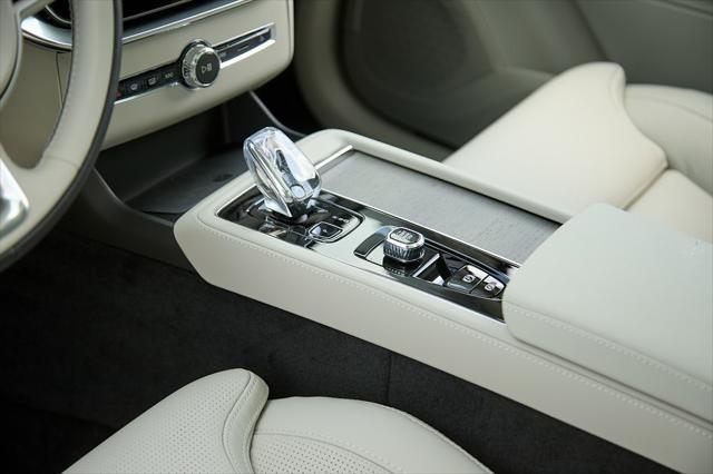 new 2025 Volvo XC90 Plug-In Hybrid car
