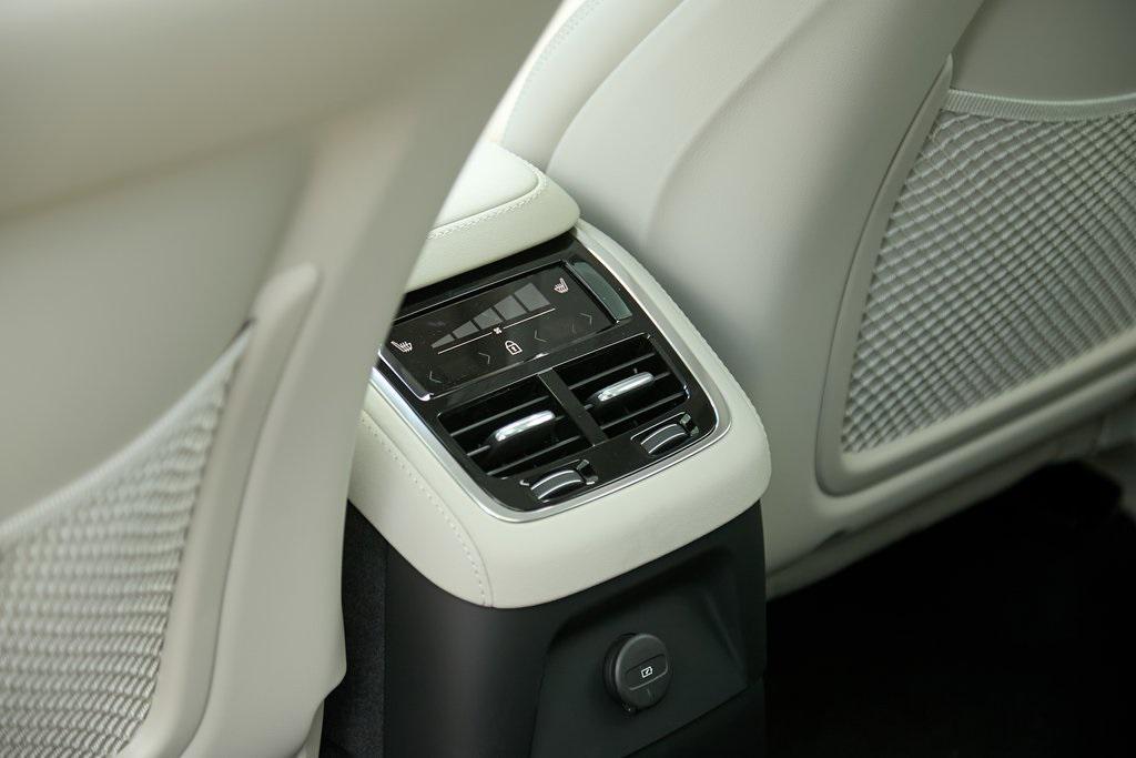 new 2025 Volvo XC90 Plug-In Hybrid car