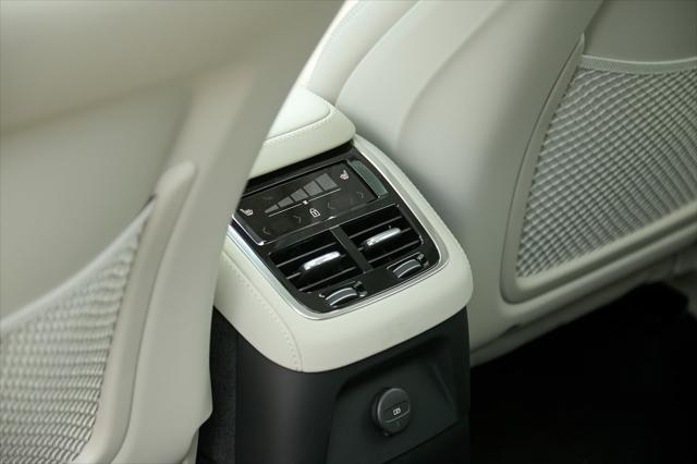 new 2025 Volvo XC90 Plug-In Hybrid car