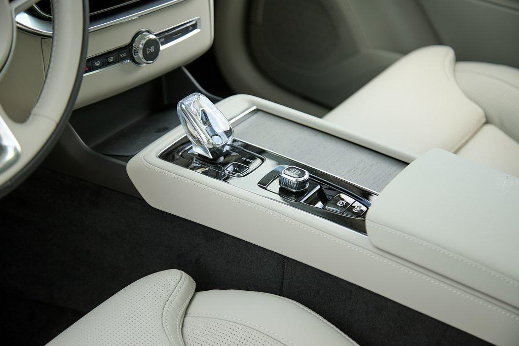 new 2025 Volvo XC90 Plug-In Hybrid car