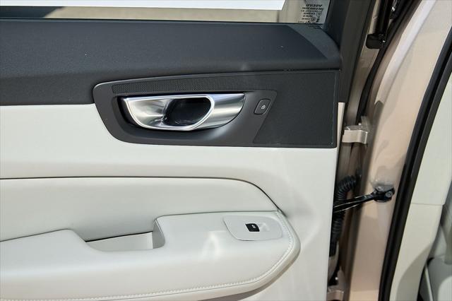 new 2025 Volvo XC60 Plug-In Hybrid car