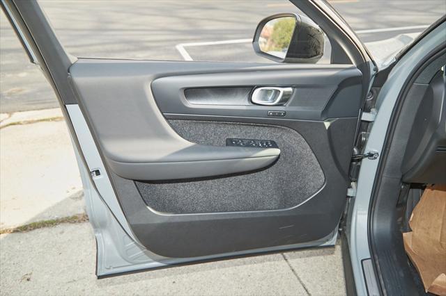 new 2025 Volvo EX40 car