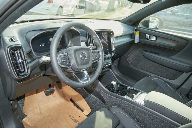 new 2025 Volvo EX40 car