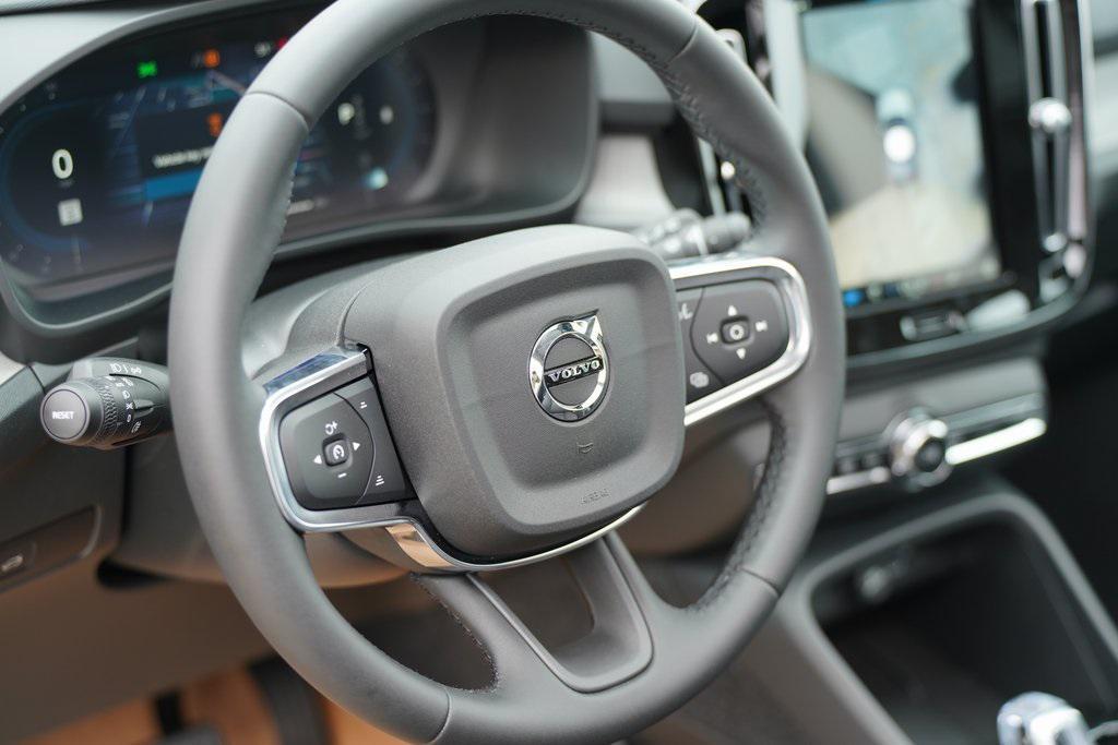 new 2025 Volvo XC40 car, priced at $41,995