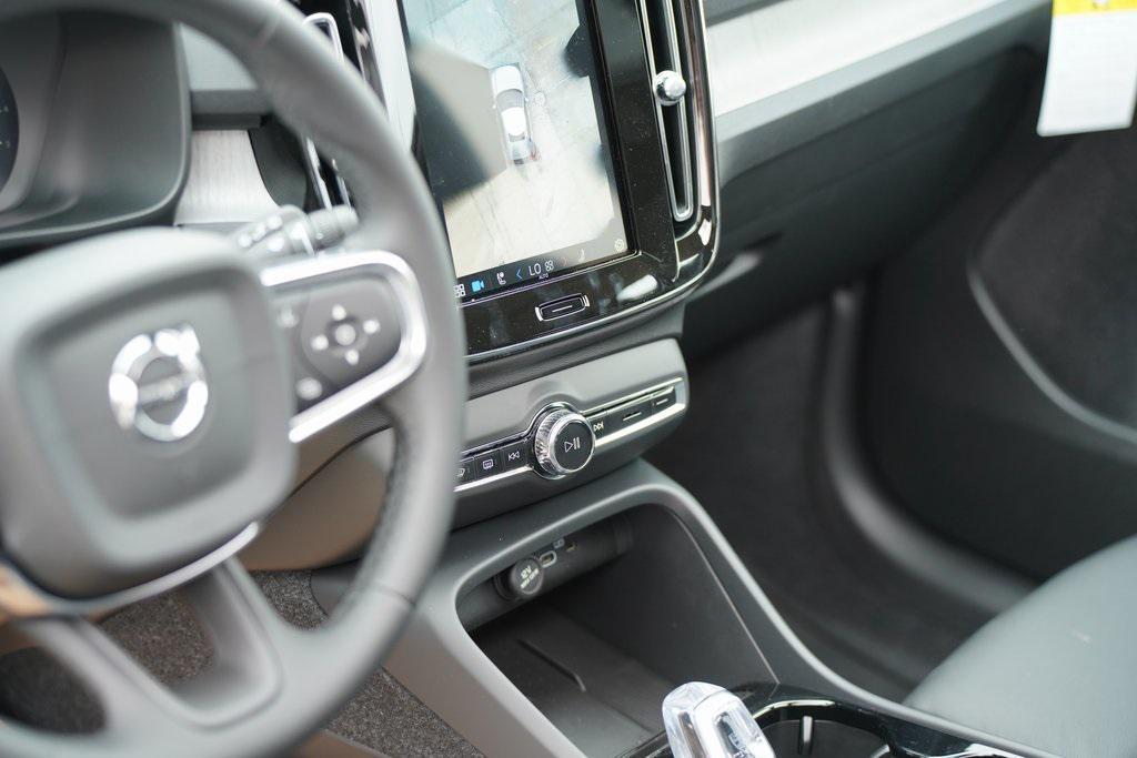 new 2025 Volvo XC40 car, priced at $41,995