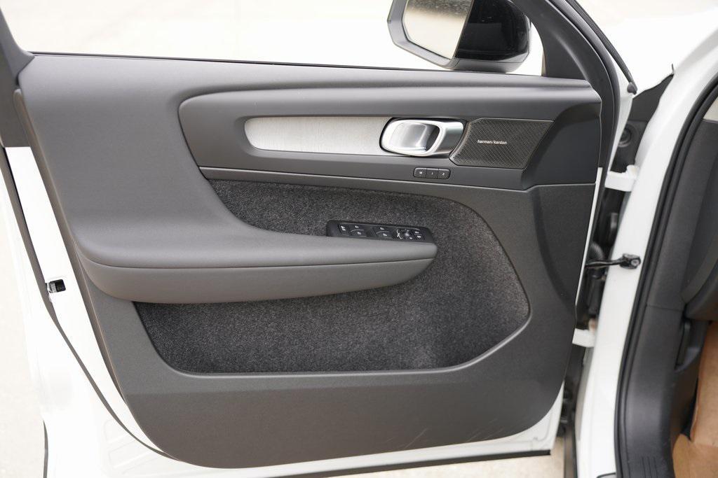 new 2025 Volvo XC40 car, priced at $41,995