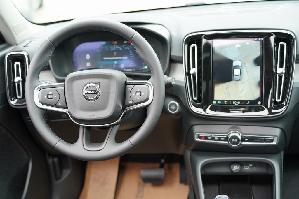 new 2025 Volvo XC40 car, priced at $41,995