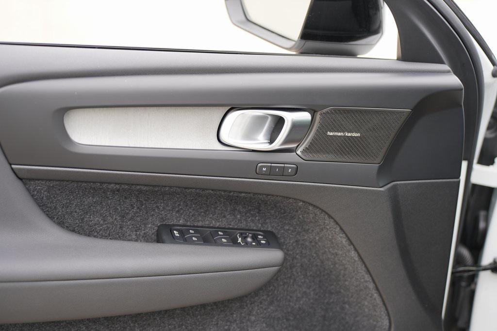 new 2025 Volvo XC40 car, priced at $41,995