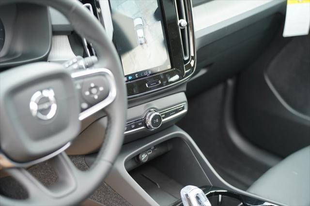 new 2025 Volvo XC40 car