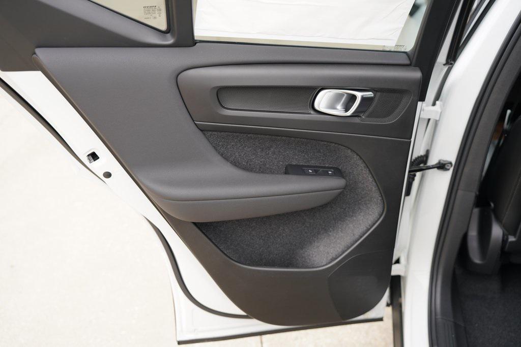 new 2025 Volvo XC40 car, priced at $41,995