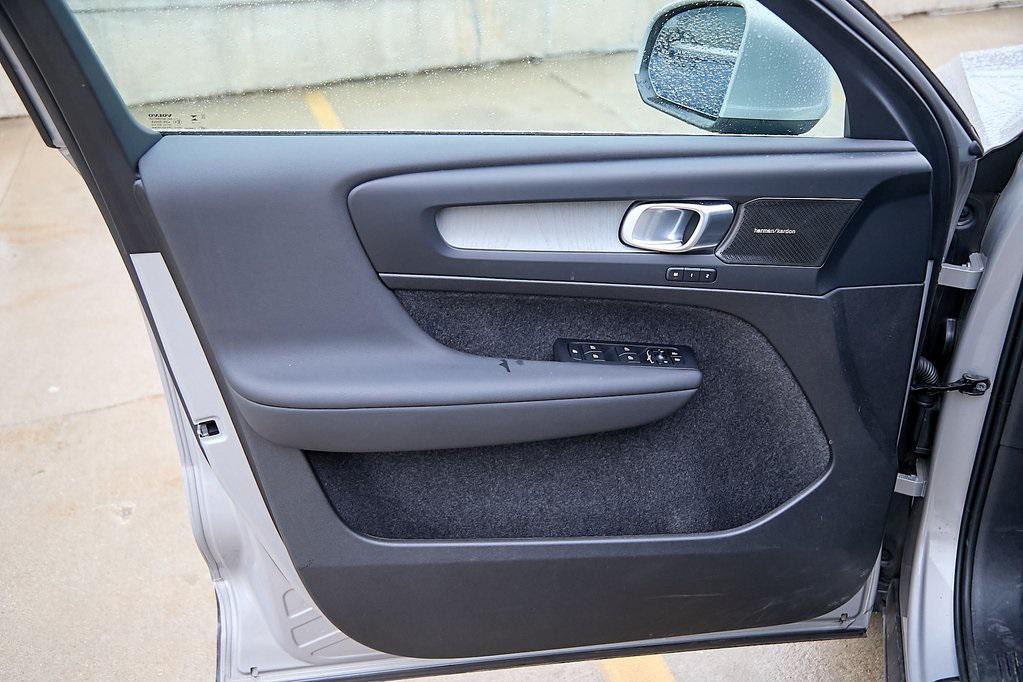 new 2025 Volvo XC40 car, priced at $35,995