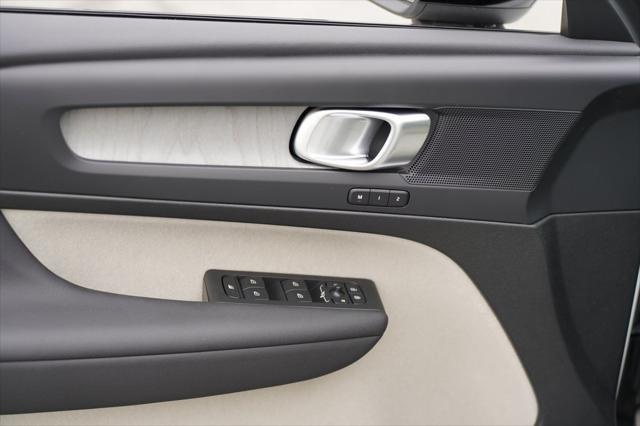 new 2025 Volvo XC40 car