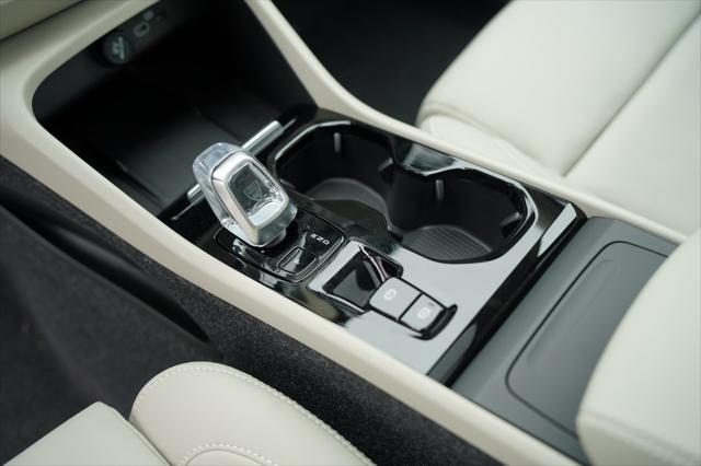 new 2025 Volvo XC40 car