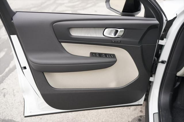 new 2025 Volvo XC40 car
