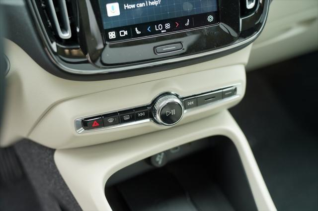 new 2025 Volvo XC40 car