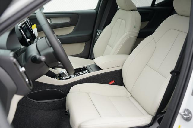 new 2025 Volvo XC40 car