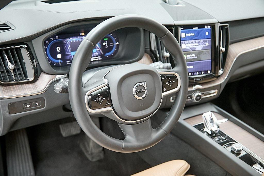 used 2023 Volvo XC60 Recharge Plug-In Hybrid car, priced at $45,995