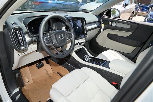 new 2025 Volvo XC40 car