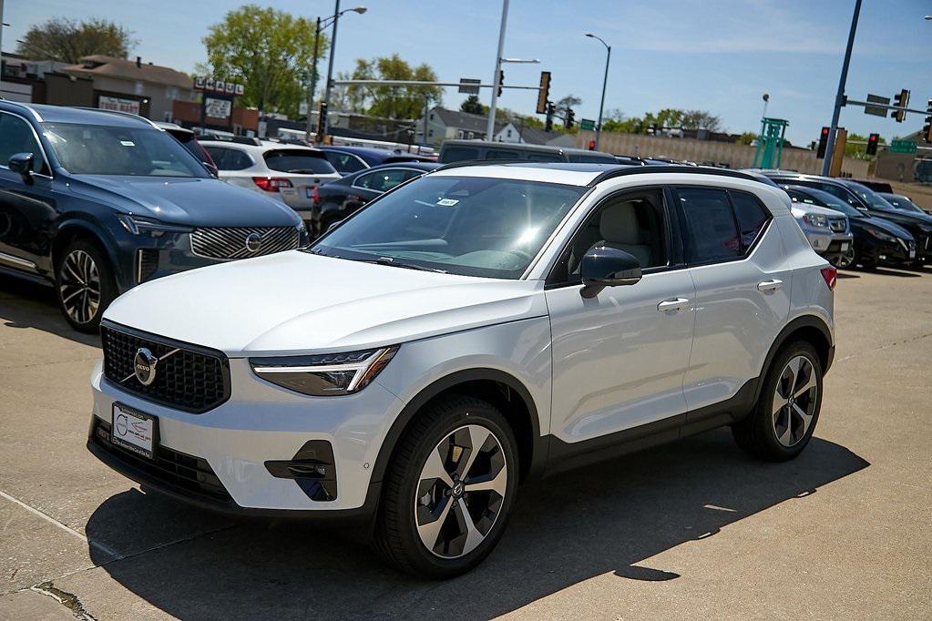 new 2025 Volvo XC40 car, priced at $38,995
