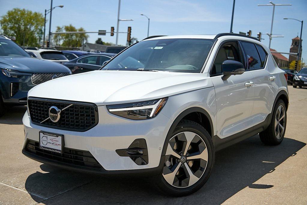 new 2025 Volvo XC40 car, priced at $38,995