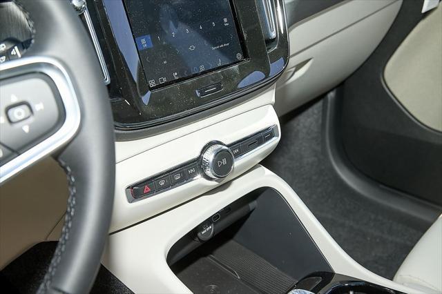 new 2025 Volvo XC40 car