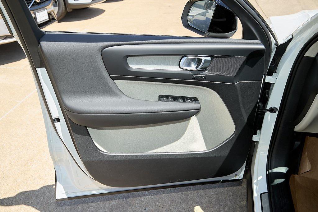 new 2025 Volvo XC40 car, priced at $38,995