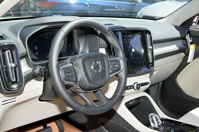 new 2025 Volvo XC40 car