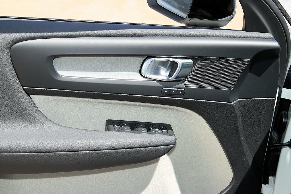 new 2025 Volvo XC40 car, priced at $38,995