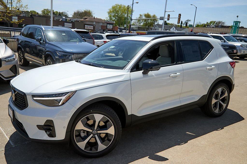 new 2025 Volvo XC40 car, priced at $38,995