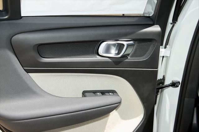 new 2025 Volvo XC40 car