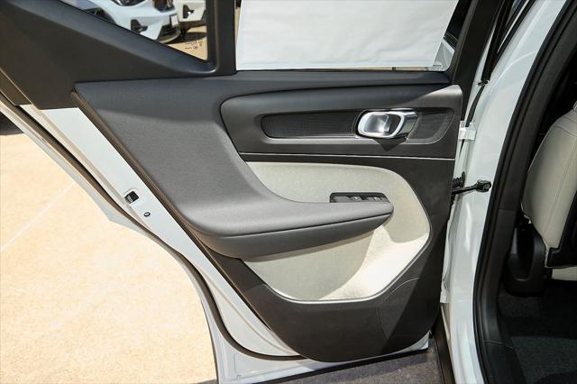 new 2025 Volvo XC40 car